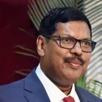 सुप्रीम कोर्ट में हंगामा: भारत के मुख्य न्यायाधीश गवई के बयान पर बवाल, वकील ने किया जूता फेंकने का प्रयास!