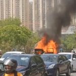 गाजियाबाद के सिद्धार्थ विहार में चलती पिकअप वैन में लगी आग, सड़क पर मची अफरा-तफरी