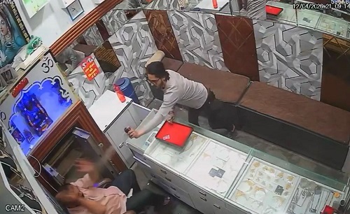 ‘स्प्रे अटैक’ से 2 मिनट में ज्वेलरी शॉप में लूट !
