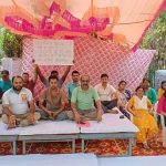 बालमुकुंदा रेजिडेंसी में पूर्व अध्यक्ष के खिलाफ धरने पर बैठे दर्जनों लोग