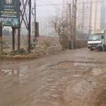 24 मीटर की जगह 6 मीटर सड़क ! हम तुम रोड पर भड़के निवासी
