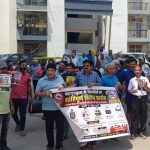 महागुनपुरम में फूटा रेजिडेंटस का गुस्सा ! बिल्डर-एओए के खिलाफ सैकड़ों लोगों का प्रदर्शन