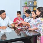 डीएम से मिले नन्हे बच्चे, पूछा, आप इतने बड़े अधिकारी कैसे बने ?
