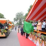 जेवर एयरपोर्ट कनेक्टिविटी को मिली रफ्तार: सीएम योगी ने 45 इलेक्ट्रिक बसों को दिखाई हरी झंडी