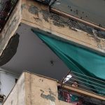 गुलमोहर एनक्लेव में चौथी मंजिल की बालकनी से गिरा प्लास्टर, टला बड़ा हादसा