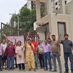 13 साल बाद भी नहीं मिला कम्प्लीशन सर्टिफिकेट, फूटा ‘मोती रेजिडेंसी’ के निवासियों का गुस्सा