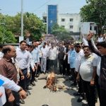 ई-रजिस्ट्री के विरोध में उबाल: गाजियाबाद तहसील में विरोध मार्च, मंत्री रविंद्र जायसवाल का पुतला फूंका