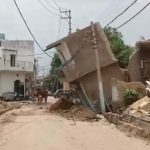 कैमरे में कैद हुआ मकान गिरने का खौफनाक मंजर, वीडियो वायरल: ग्रेटर नोएडा के तिलपता गांव में बड़ा हादसा टला