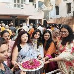 फूलों की वर्षा के बीच निकली श्री चैतन्य महाप्रभु की प्रभात फेरी, गुलमोहर एनक्लेव में गूंजा हरिनाम संकीर्तन