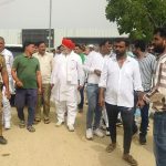 वेव सिटी पहुंचे राकेश टिकैत: किसानों की ज़मीन छीनी तो होगा बड़ा आंदोलन