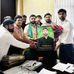 दादरी के नए SDM से मिले किसान नेता, सरकारी जमीन, भ्रष्ट लेखपाल और स्कूल की बदहाली के मुद्दे उठाए