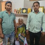 भटकी मां को दो दिन बाद मिला बेटा, इंसानियत ने दिखाई घर की राह!